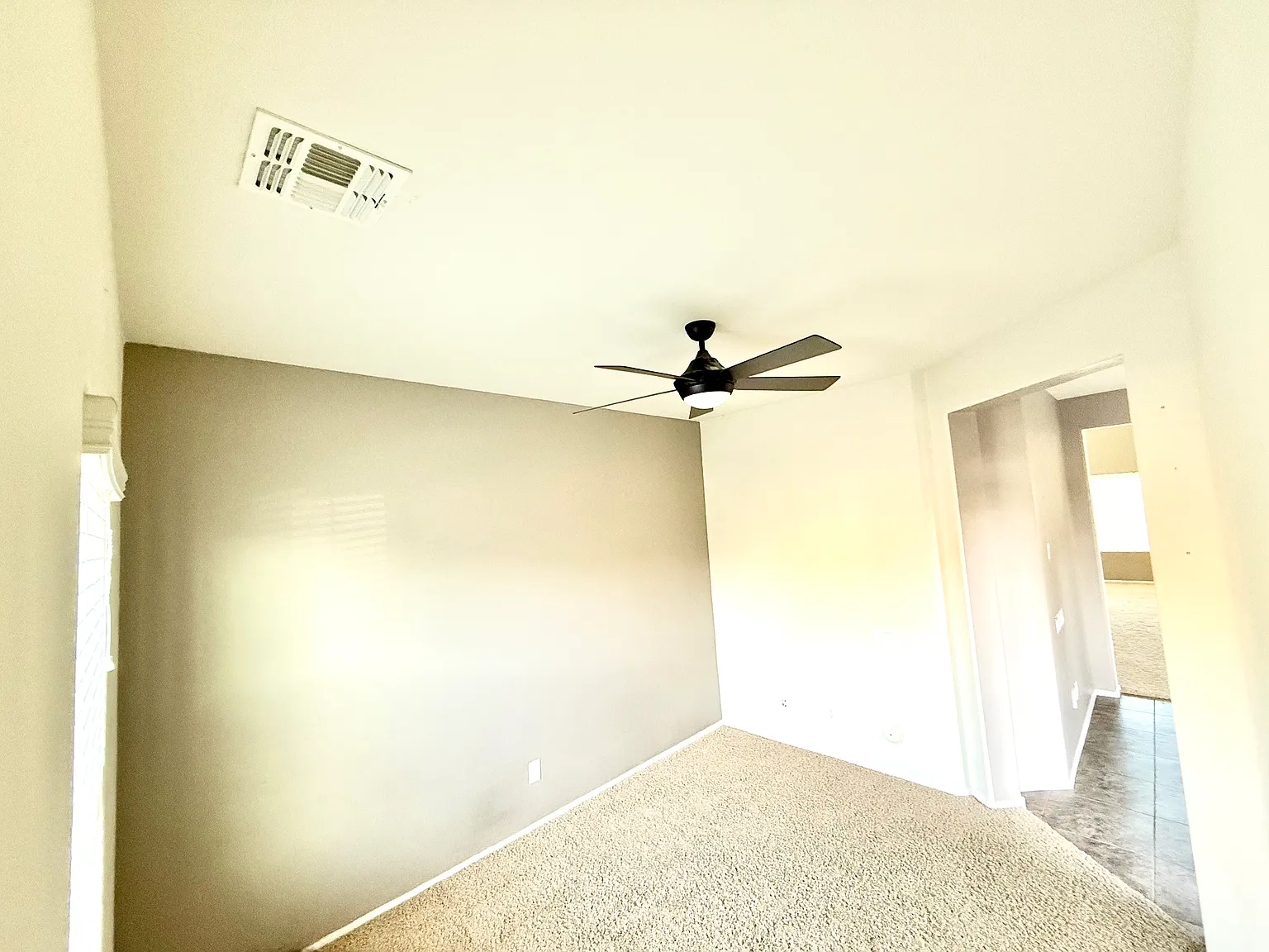 3 bed, 2.5 bath, 2082 sqft, $2,292 — Photo 4