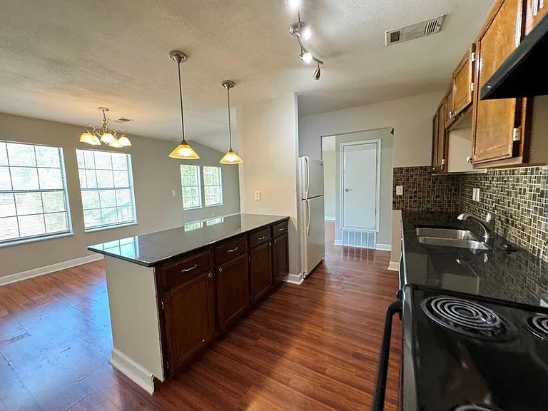 600 Seminole Rd — Photo 8