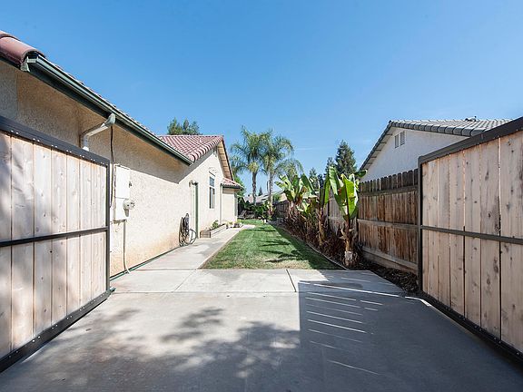 3rd image of 2528 W Buena Vista Ave