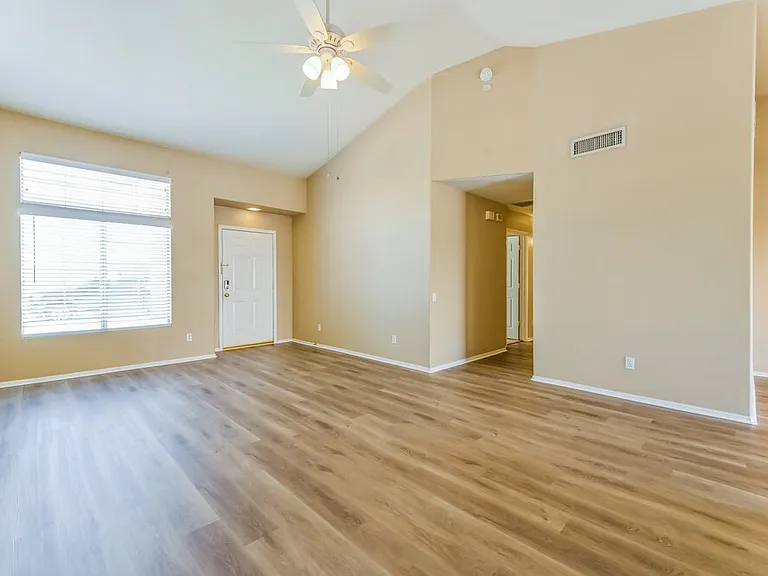1370 W Gary Dr — Photo 4