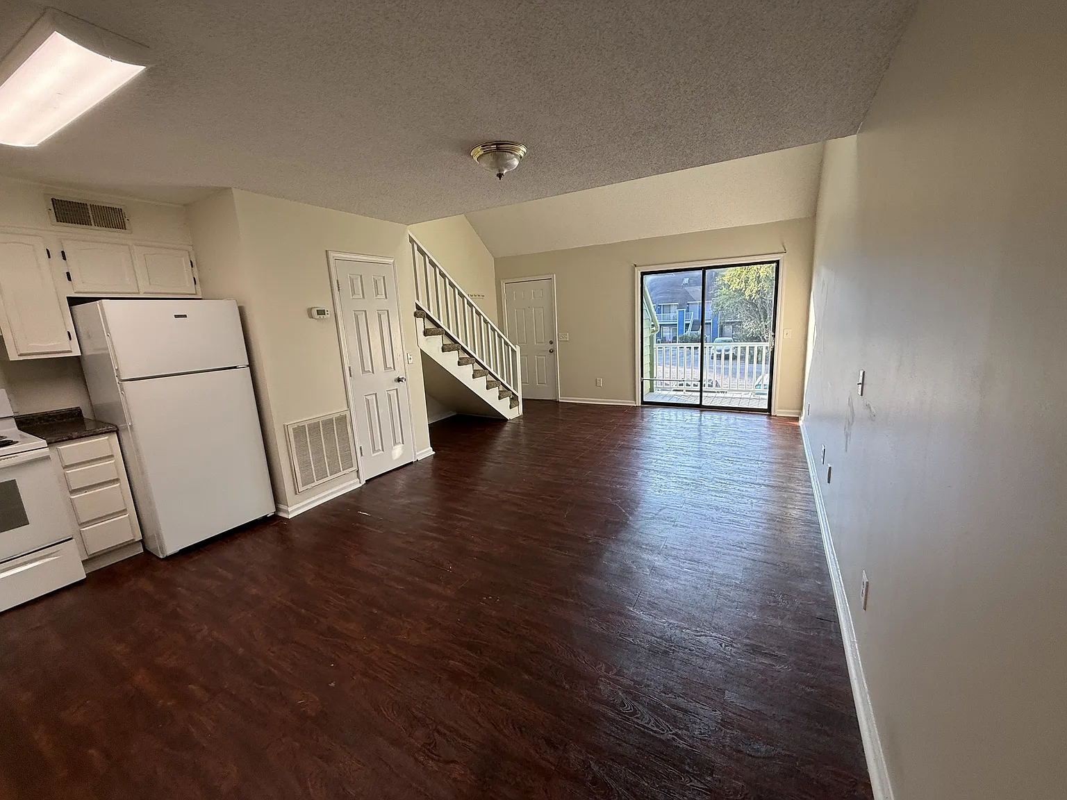 411 Cambridge Cir. - D5 — Photo 3