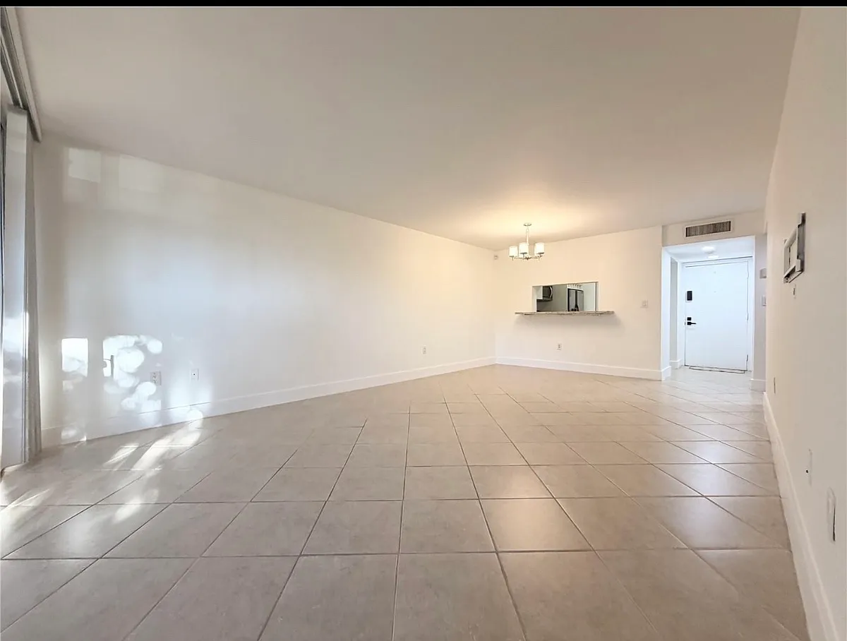 Building Photo - 10835 SW 112th Ave #116