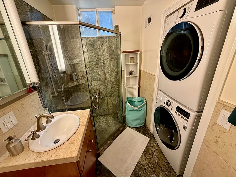Ground level full bathroom.