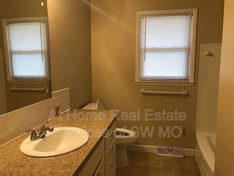 3 bed, 1.0 bath, 2360 sqft, $1,280 — Photo 3