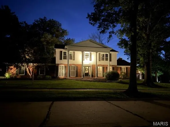 607 Lampadaire Dr, Saint Louis, MO 63141
