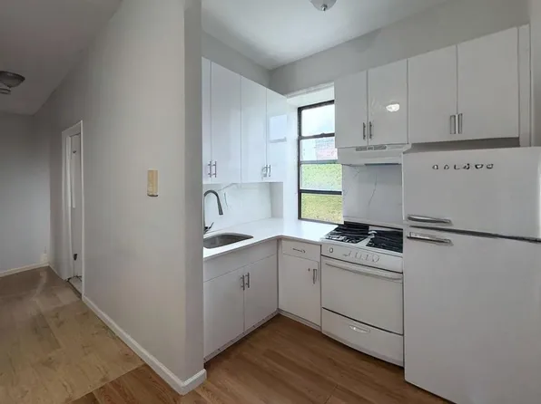 925 Marcy Avenue image 1 of 13