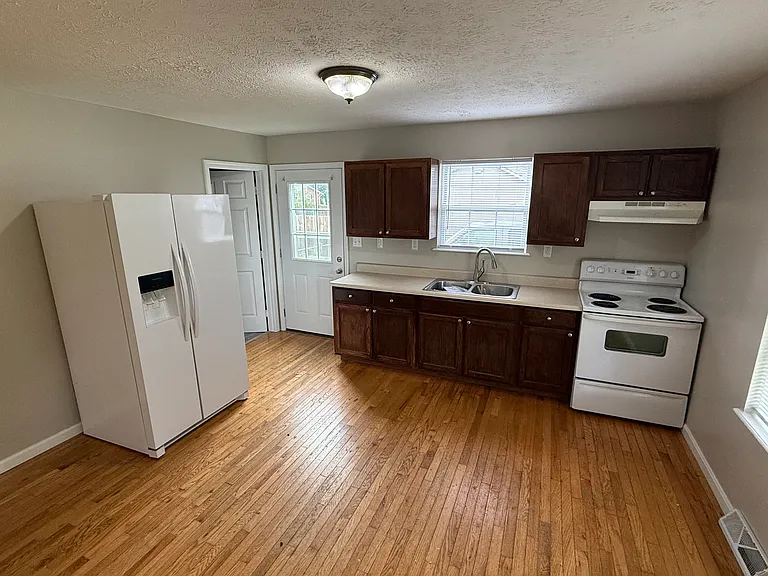 704 W Maple St — Photo 3