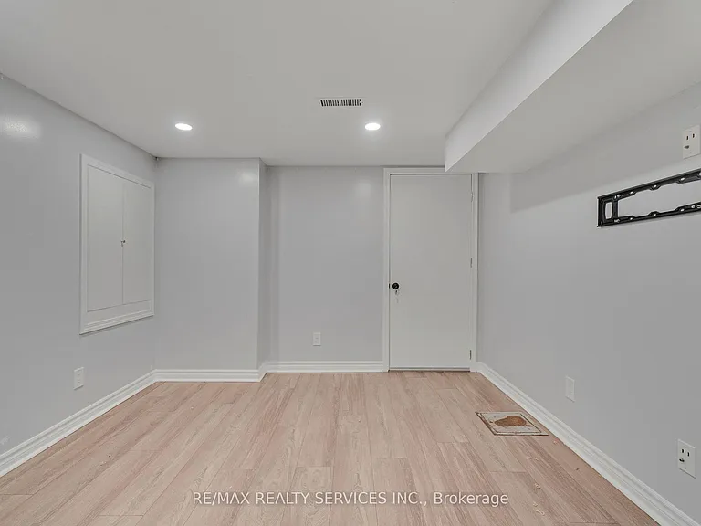 28 Manzanita Cres #BASEMENT — Photo 5