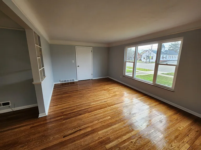 5985 Ridge Rd — Photo 8