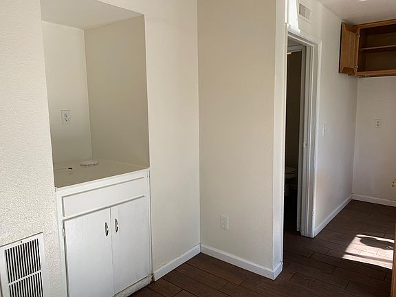 5th image of 949 N Vineyard Ave APT 1