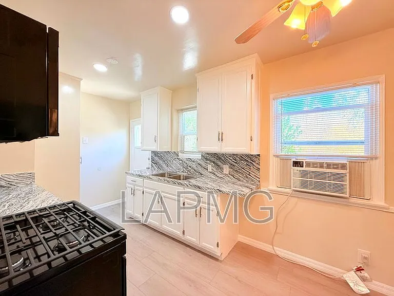 1535 S Fairfax Ave — Photo 12