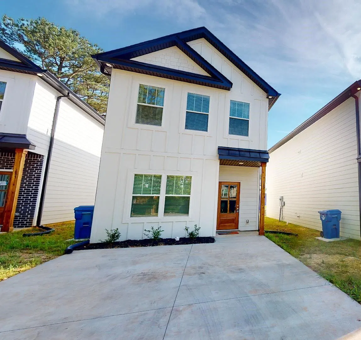 3 Bedroom, 2 Bath Single Family Home - Available for Immediate Move In! — Photo 1