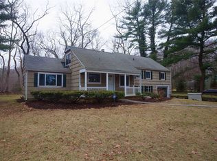 27 Tappen Dr, Melville, NY 11747