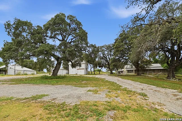 3 bed, 2.0 bath, 2515 sqft, $2,100 — Photo 2