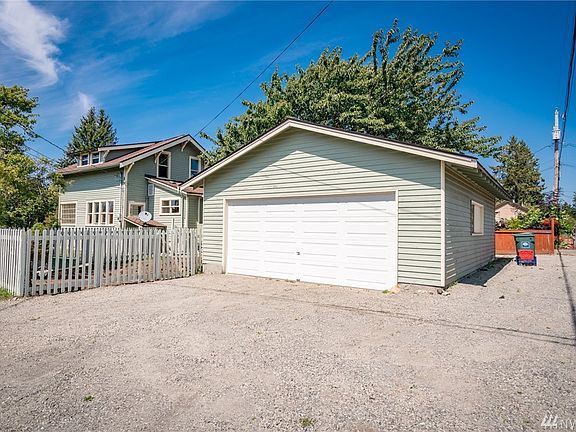 Garage with plenty of parking