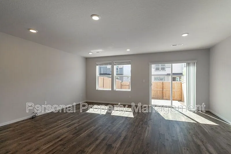 3 bed, 2.5 bath, 1522 sqft, $2,295 — Photo 4