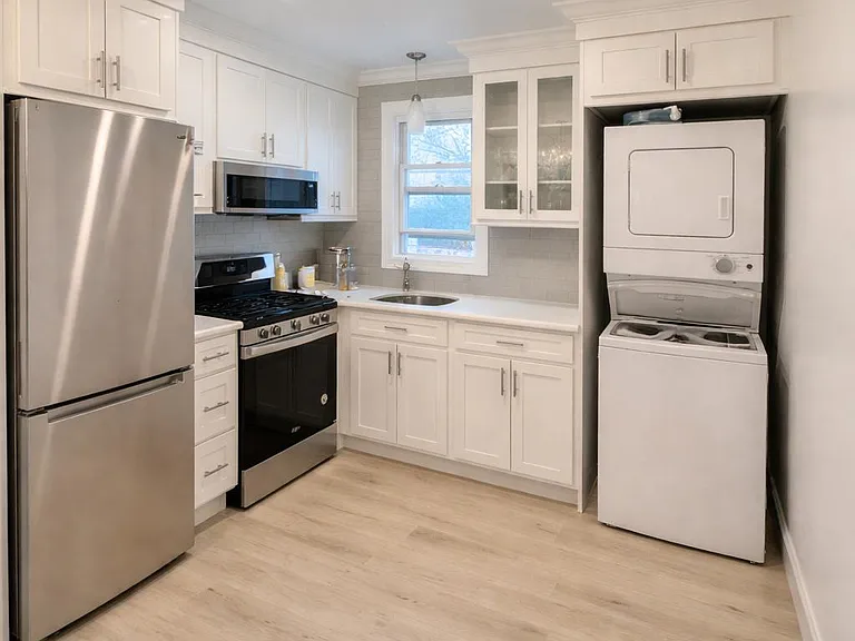 186 Christie Ave — Photo 6