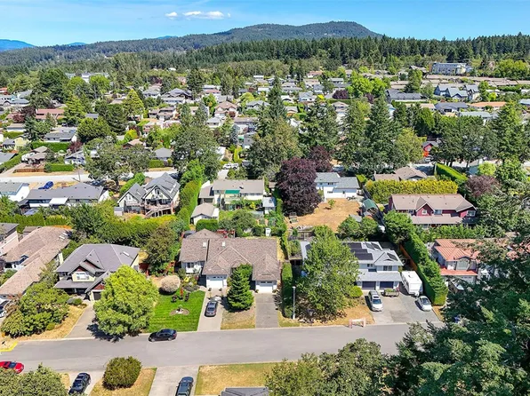 1108 Lucille Dr, Central Saanich, BC V8M 1H6