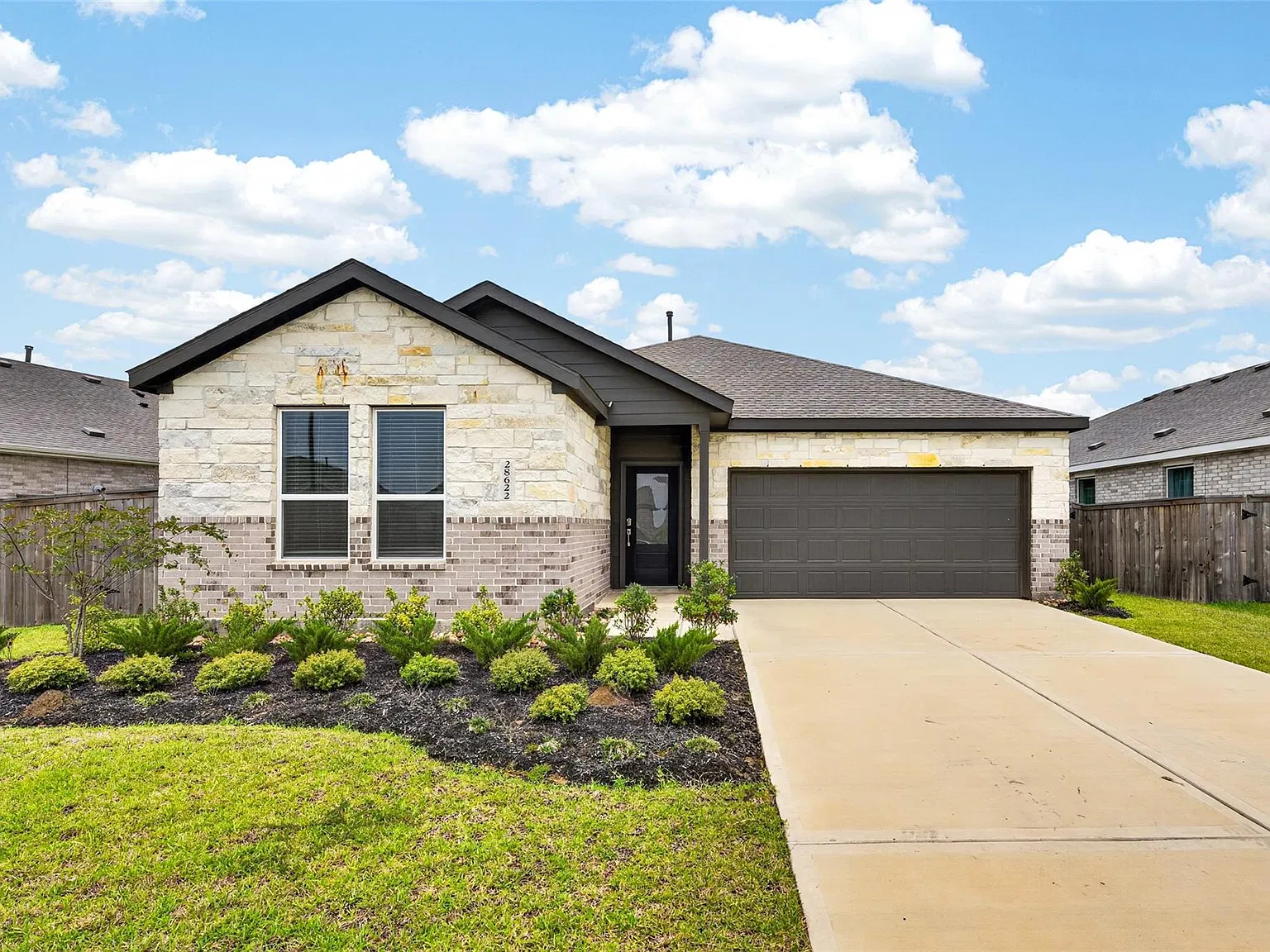 4 bed, 2.0 bath, 1952 sqft, $2,050 — Photo 2