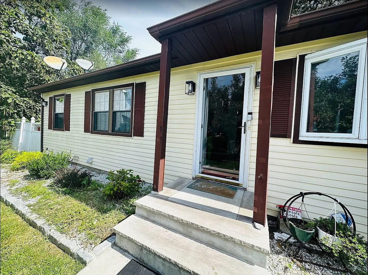 Building Photo - 44 Westwood Cir #44