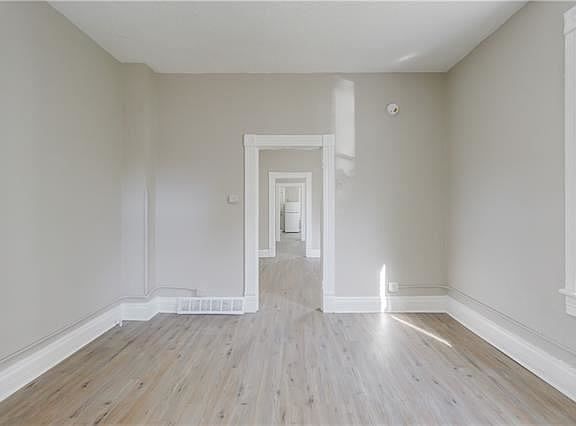 5th image of 221-23 W Isabelle St
