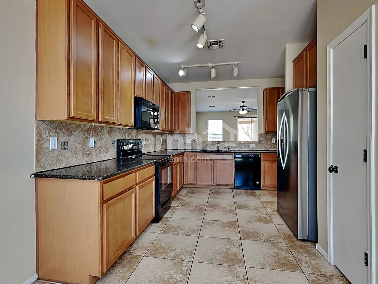3 bed, 2.0 bath, 1702 sqft, $2,005 — Photo 3