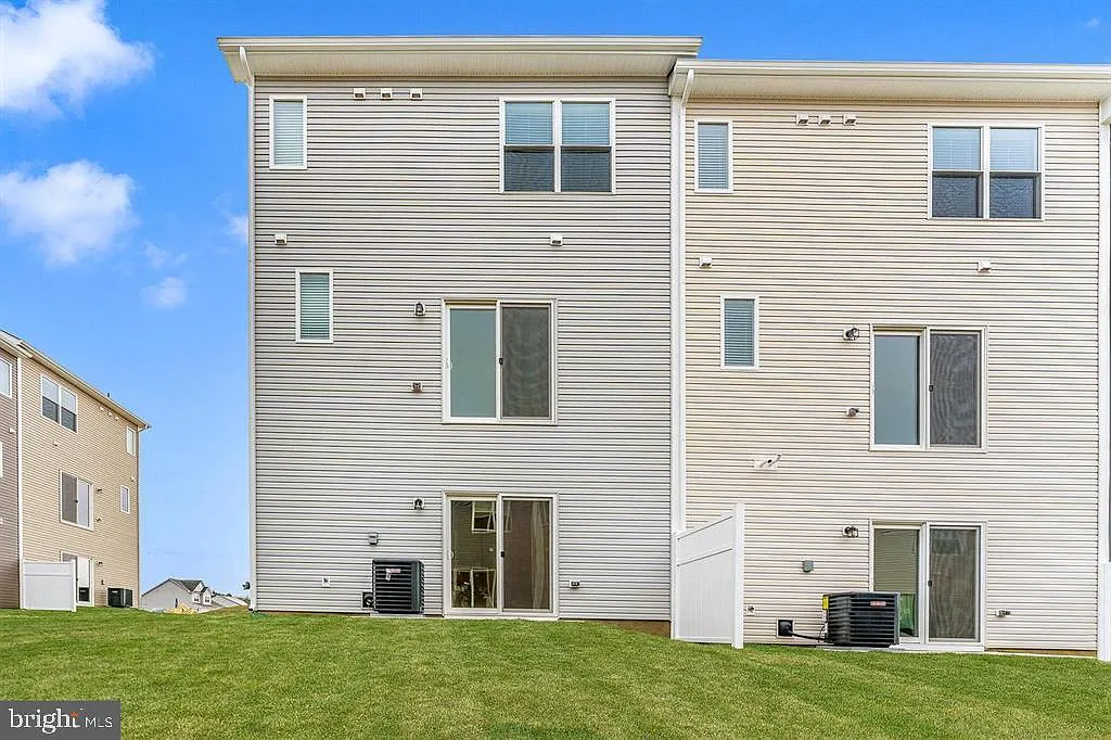 3 bed, 2.5 bath, 1708 sqft, $2,200 — Photo 3