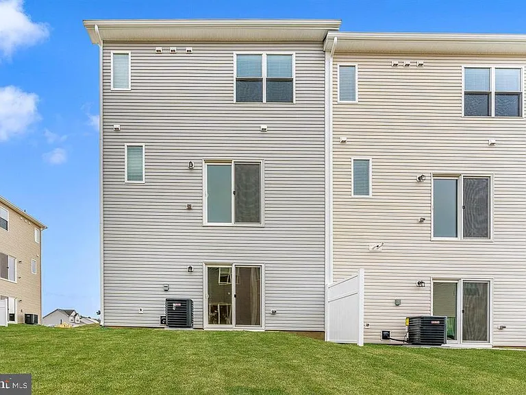 527 Abigail Ave — Photo 3
