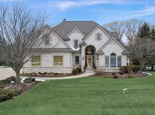 N74W16230 Stonewood Dr, Menomonee Falls, WI 53051