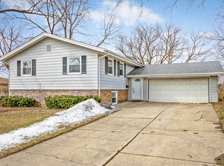 30 Standish Ln, Schaumburg, IL 60193
