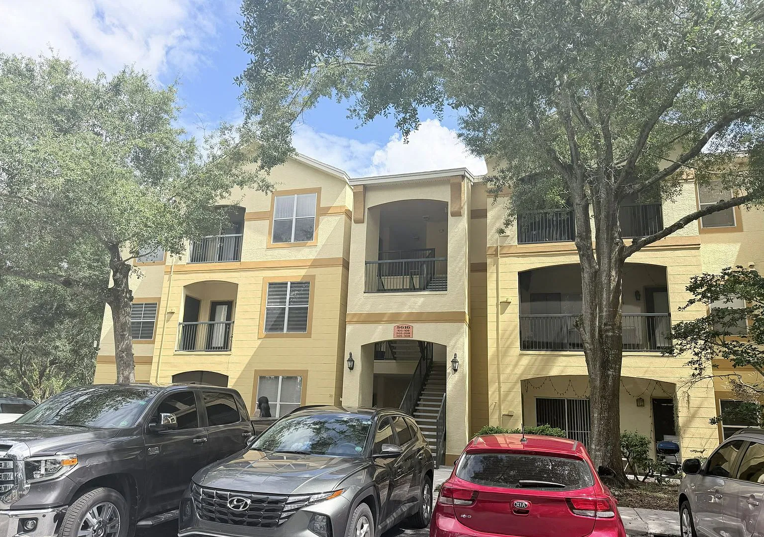 3rd Floor Unit, 1 Bed/1 Bath With Den In Carrollwood Area — Photo 1