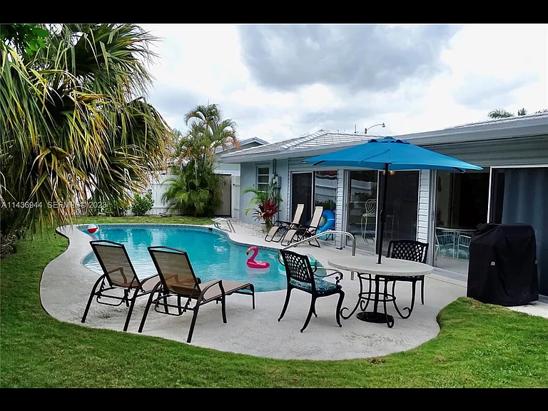 1241 Manor Dr — Photo 3