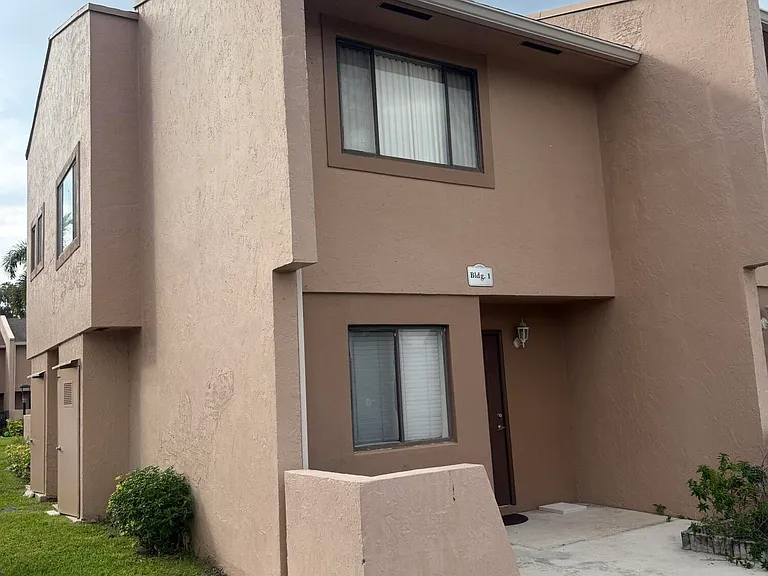 139 Sparrow Dr #1A — Photo 1