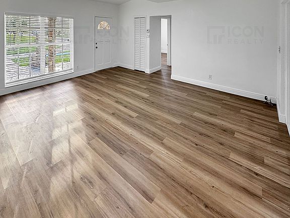 5th image of 865 SE 15th Ave