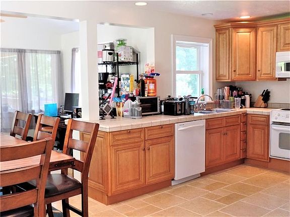 OPEN FLOOR PLAN. KITCHEN HAS HIGH END CABINETS. ALL APPLIANCES INCLUDED. CERAMIC FLOOR AND LOTS OF RECESSED LIGHTS!