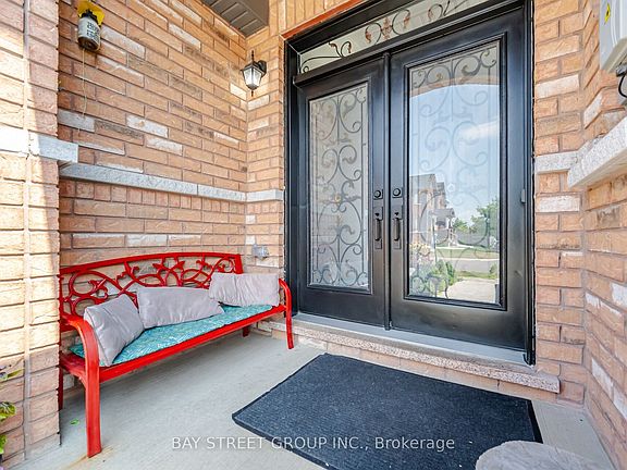 3rd image of 20 Davenfield Cir
