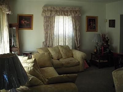 2nd image of 1921 Oakridge Dr