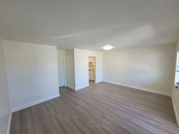3rd image of 212 SE 9th Ave