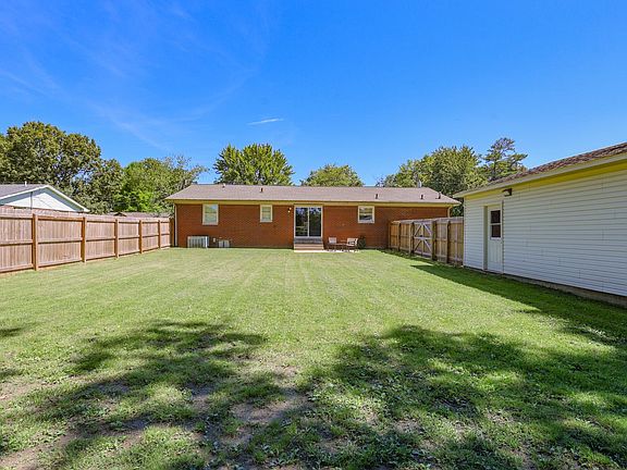 3rd image of 530 Oakland Cir