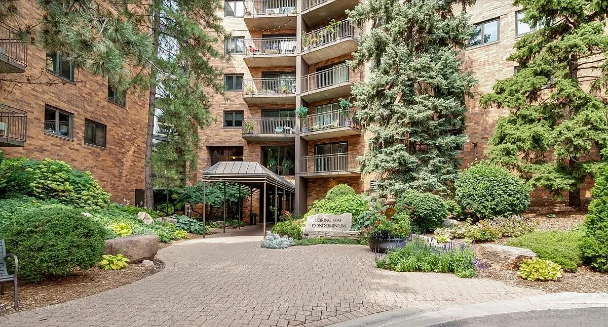 1 bed, 1.0 bath, 774 sqft, $1,595 — Photo 1
