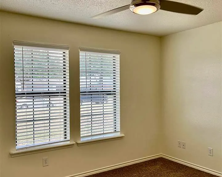 4 Johnathan Pl — Photo 9
