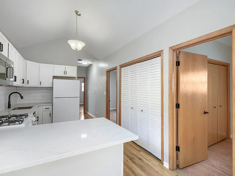 1422 N Maplewood Ave — Photo 8