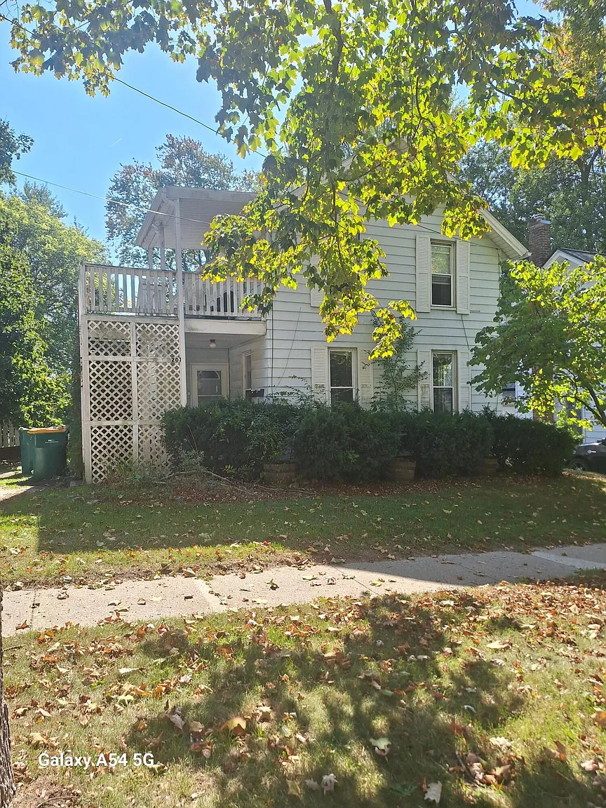 207 W Henry St photo 1