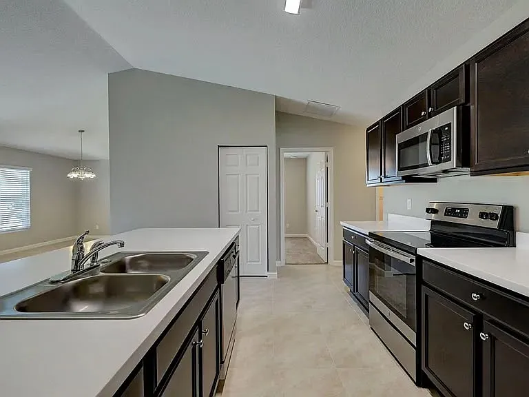 4 bed, 1809 sqft, $2,867 — Photo 4
