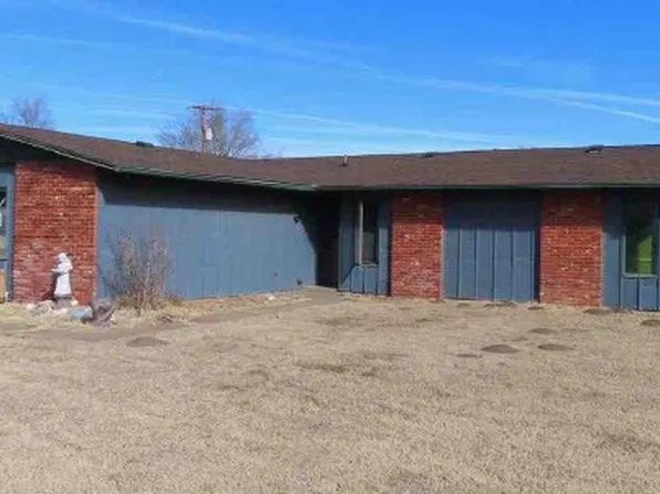 1812 Tracy Ln, Hutchinson, KS 67501