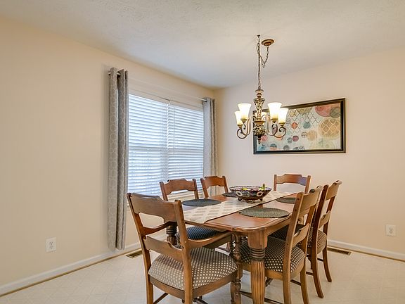 5th image of 210 Regina Ln