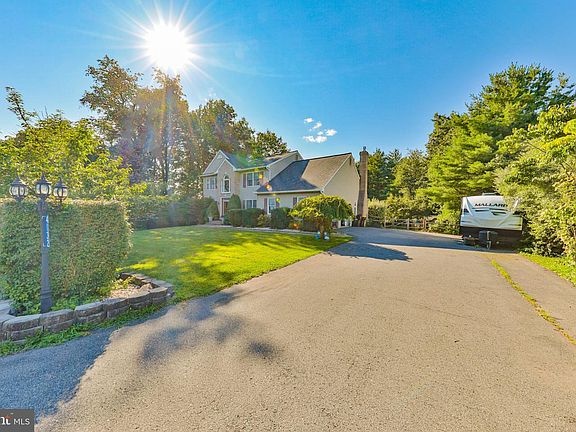 3rd image of 4132 Crest Dr