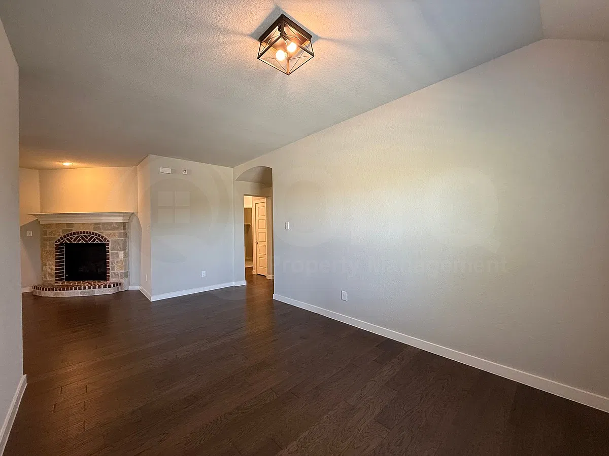 4 bed, 3.0 bath, 2114 sqft, $2,400 — Photo 4