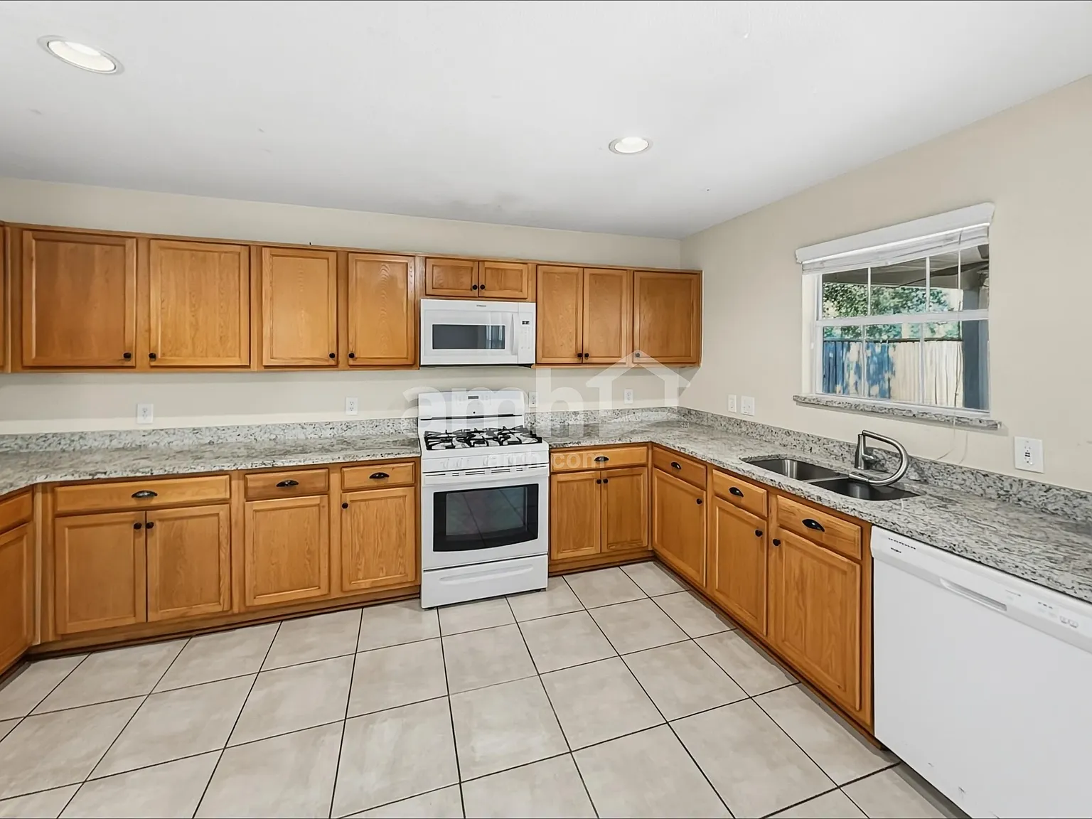 4 bed, 2.5 bath, 2800 sqft, $2,320 — Photo 3