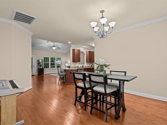 3rd image of 125 Chestnut Bend Dr
